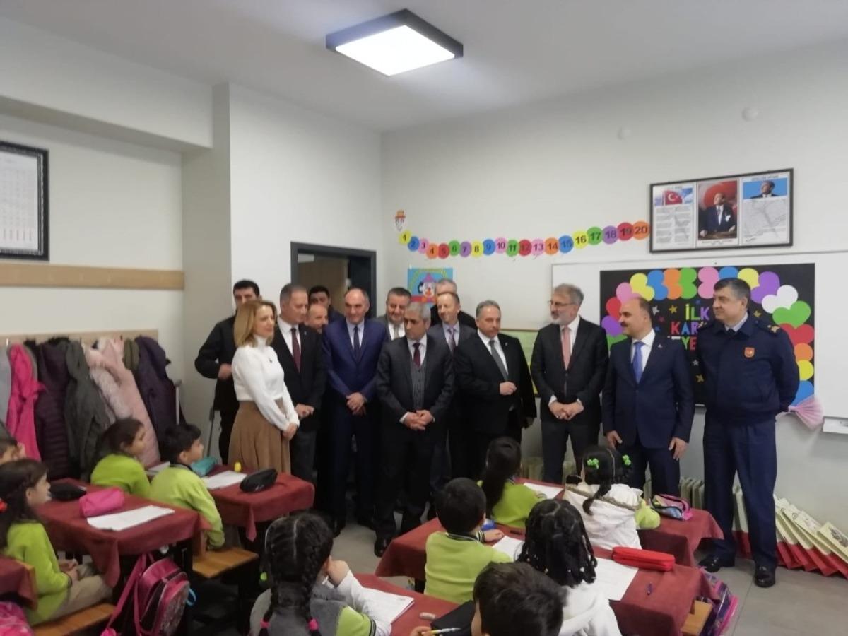 Kayseri&rsquo;de 308 bin 35 &ouml;ğrenci karnelerini aldı