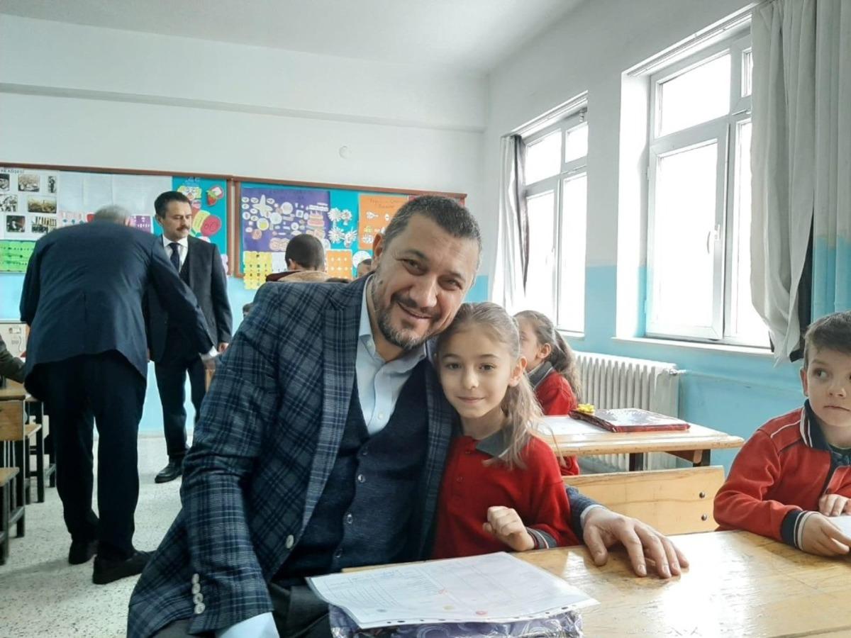 AK Parti milletvekili A&ccedil;ıkg&ouml;z, &ouml;ğrencilerin karne heyecanına ortak oldu