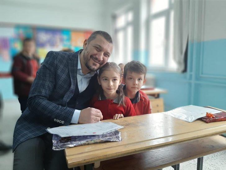 AK Parti milletvekili Açıkgöz, öğrencilerin karne heyecanına ortak oldu G3