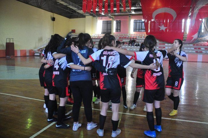 Isparta Spor Liseli sultanlar futsalda şampiyon oldu G3