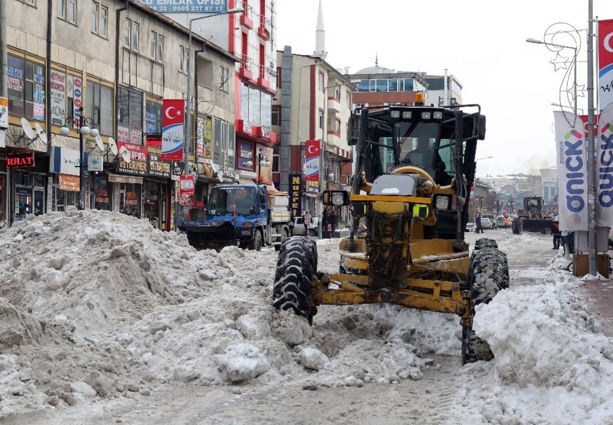 Van&rsquo;da karla m&uuml;cadele &ccedil;alışması