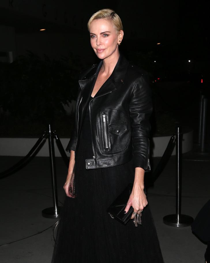 Charlize Theron'a tuhaf teklif! 'Burnumla seviş' G4