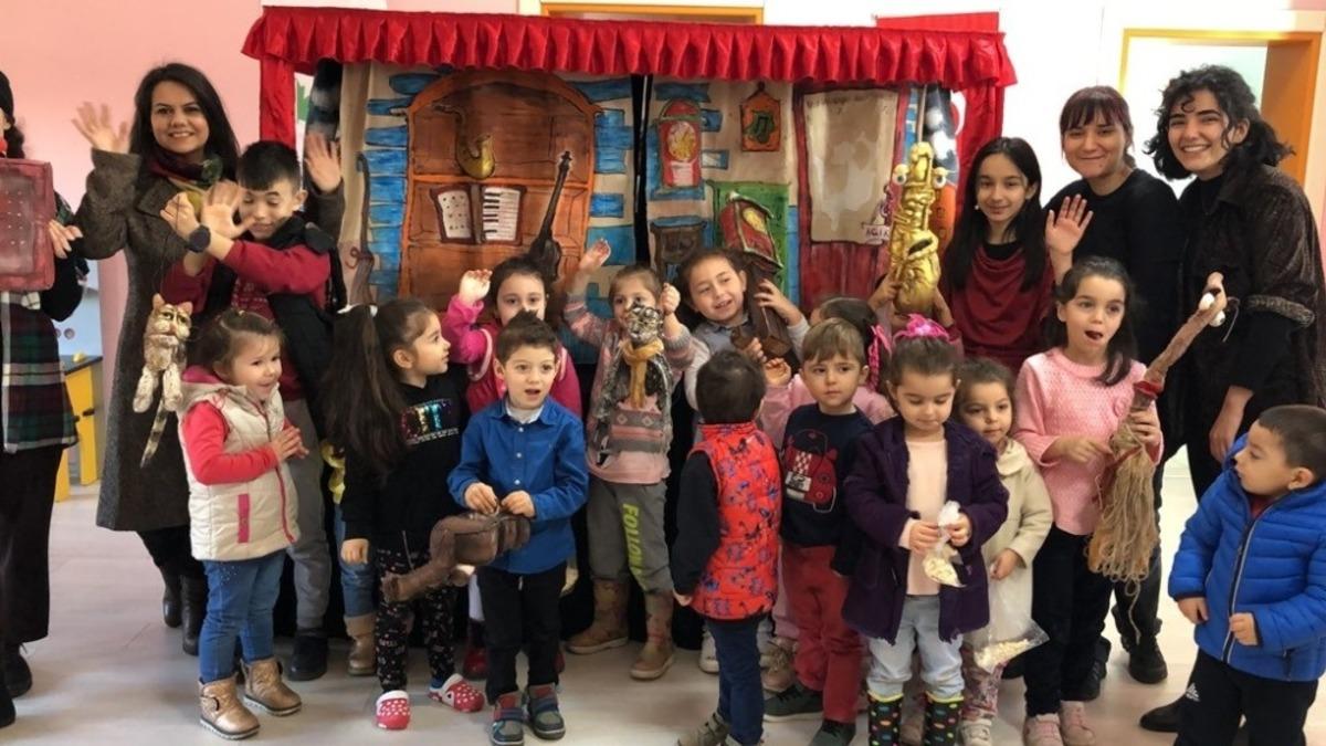 Karaabd&uuml;lbakili &ccedil;ocuklar m&uuml;zikli kukla g&ouml;sterisi ile eğlendi