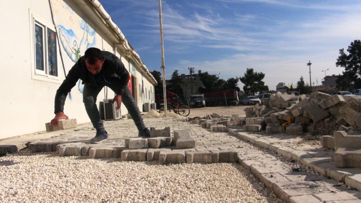 Ak&ccedil;akale Belediyesinden okul bah&ccedil;esine parke taşı