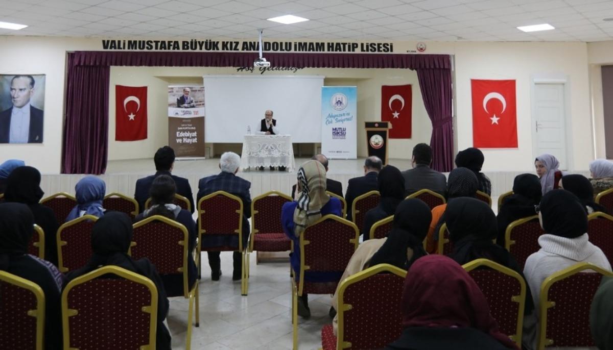 Yazar Kurtulmuş &rsquo;Edebiyat ve Hayat&rsquo; konulu s&ouml;yleşiye katıldı