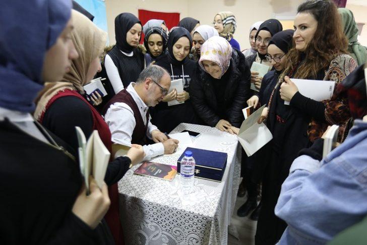 Yazar Kurtulmuş ’Edebiyat ve Hayat’ konulu söyleşiye katıldı G2
