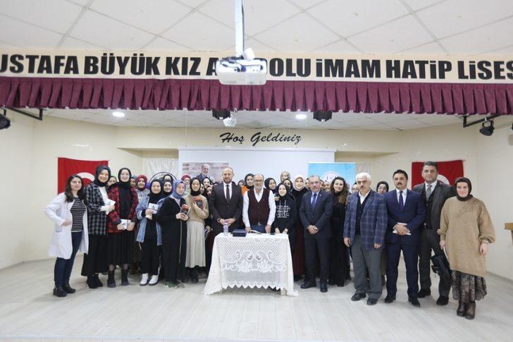 Yazar Kurtulmuş ’Edebiyat ve Hayat’ konulu söyleşiye katıldı G3