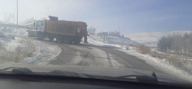 Çaldıran Belediyesinden kırsal mahalle yollarında tuzlama çalışması