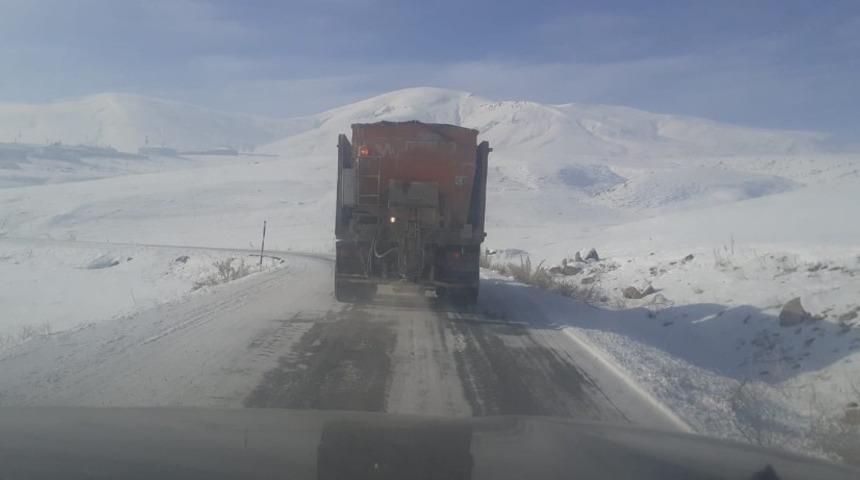 &Ccedil;aldıran Belediyesinden kırsal mahalle yollarında tuzlama &ccedil;alışması