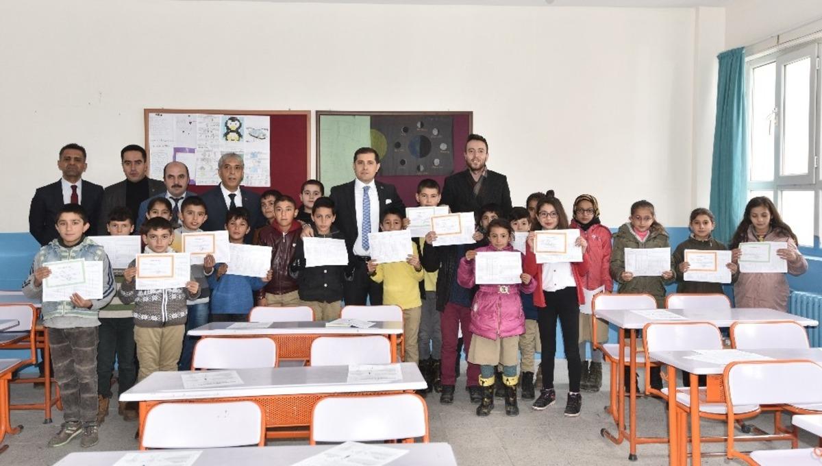 Ahlat&rsquo;ta 10 bin 200 &ouml;ğrenci karne aldı