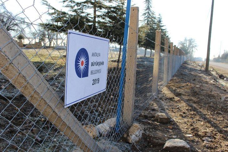 Elmalı’da mezarlıklar tel çitle çevriliyor G1