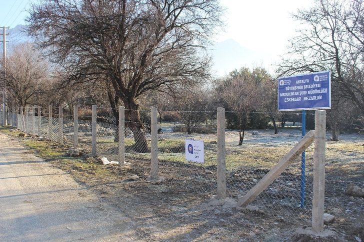 Elmalı’da mezarlıklar tel çitle çevriliyor G2