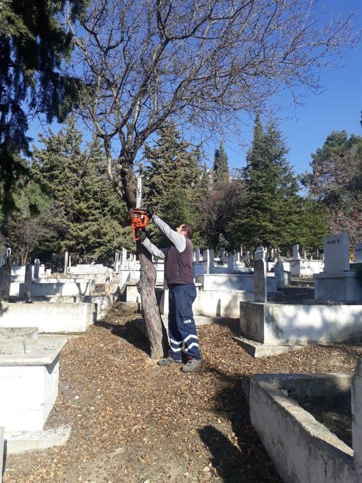 Elmalı’da mezarlıklar tel çitle çevriliyor G4