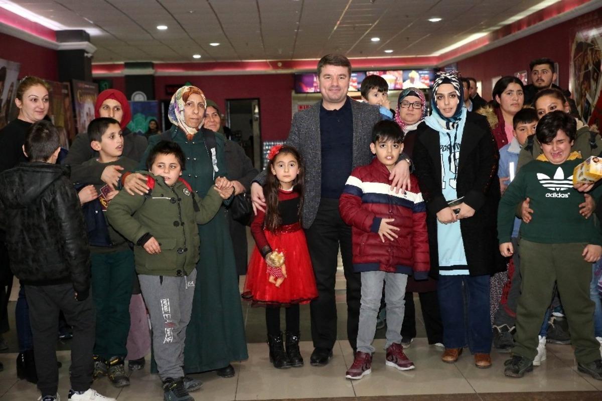 Başkan Din&ccedil;er, 30 otizmli &ouml;ğrenci ile film izledi