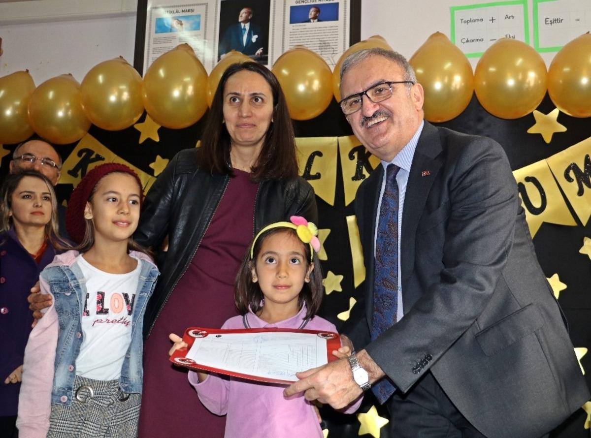 Antalya&rsquo;da 475 bin 412 &ouml;ğrenci karne heyecanı yaşadı