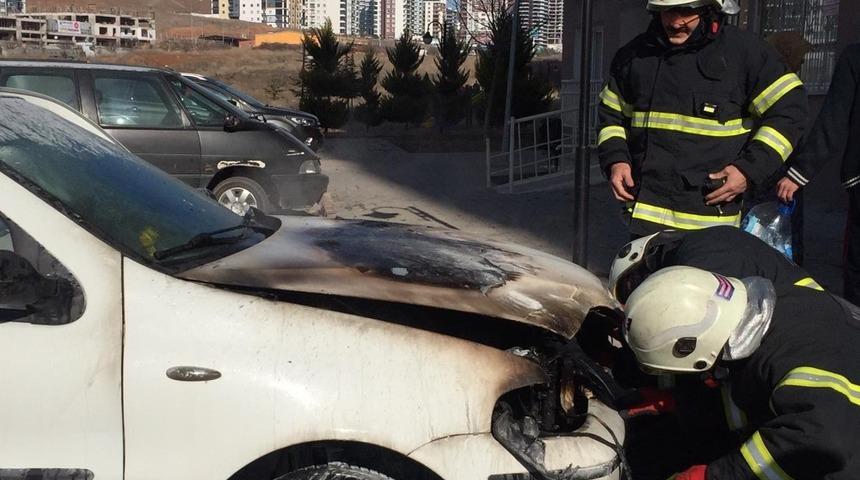 Kırıkkale&rsquo;de park halindeki otomobil yandı
