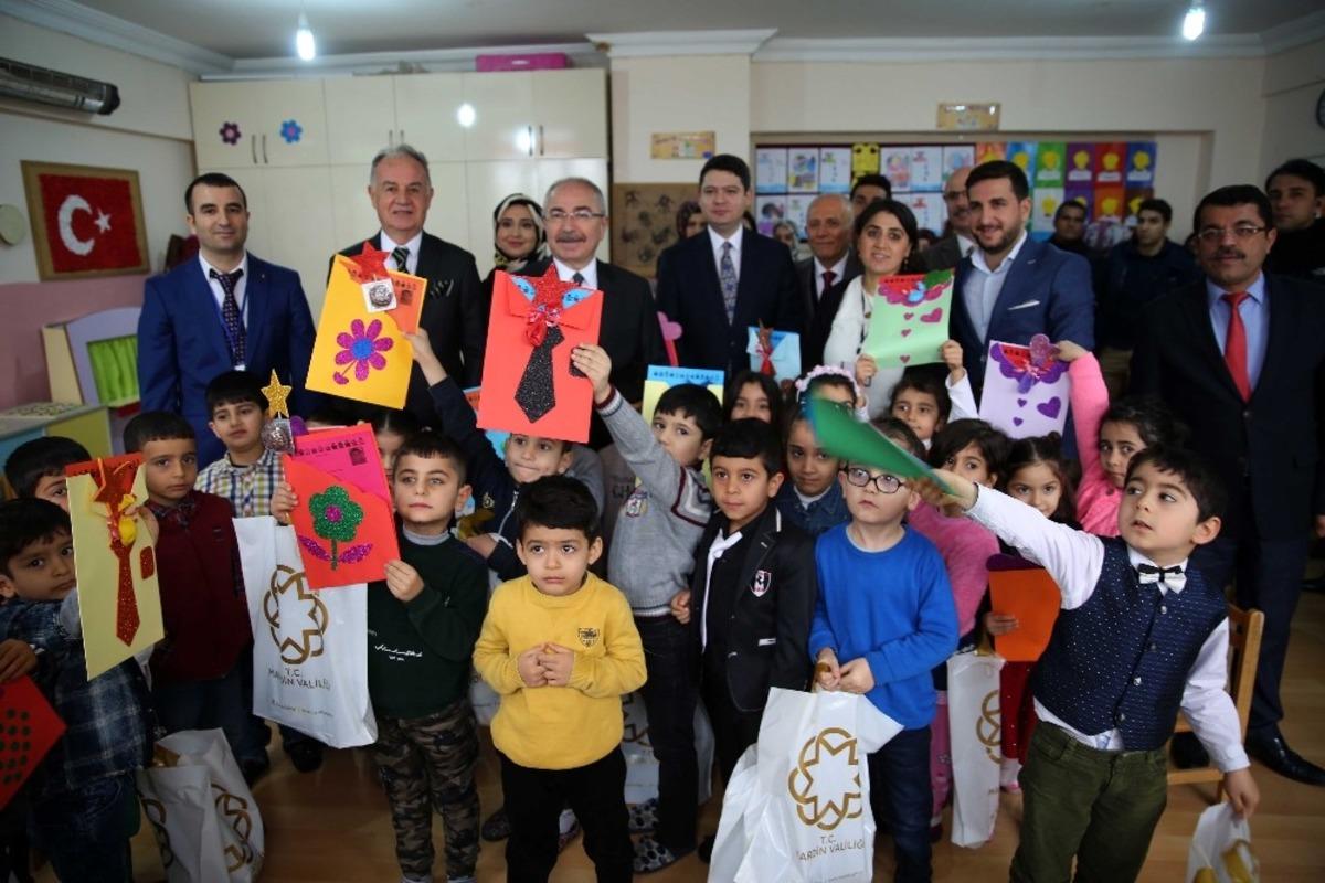 Vali Yaman, &ouml;ğrencilerin karne heyecanına ortak oldu