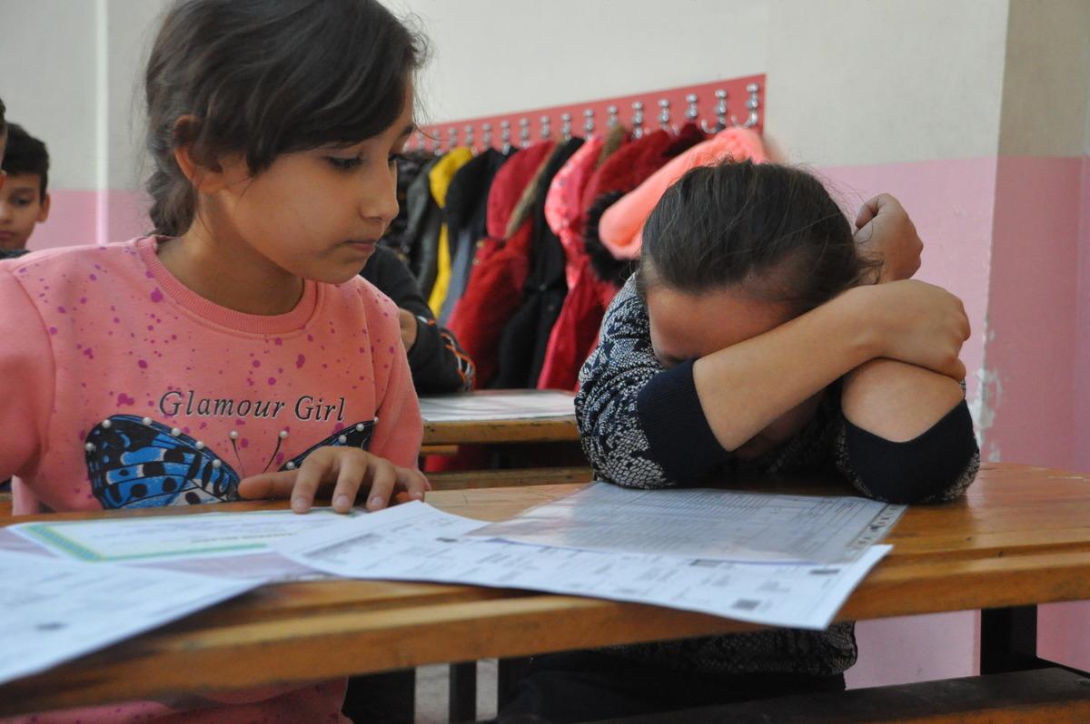 Karnesini g&ouml;r&uuml;nce ağlamaya başladı