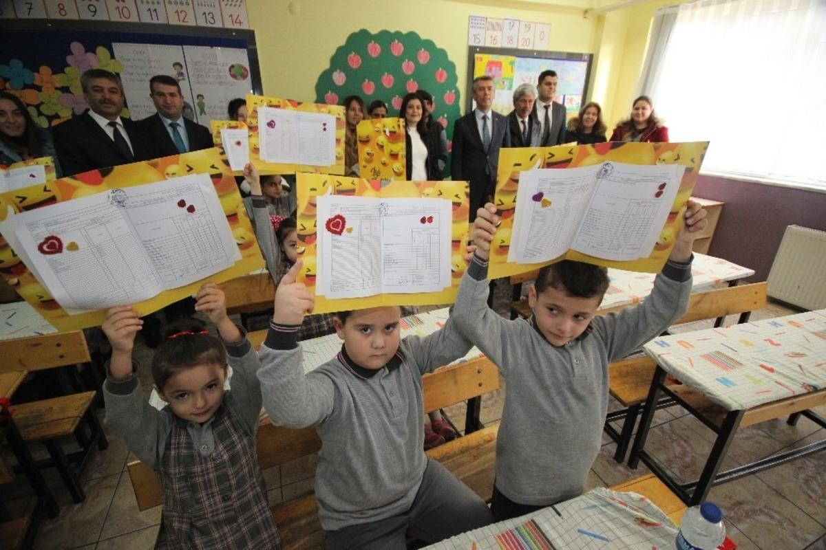 23 bin 782 &ouml;ğrenci Edremit&rsquo;te karne aldı