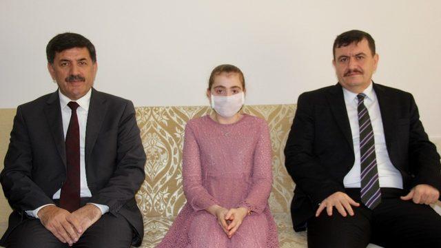 Evde aldığı eğitim ile onur belgesi aldı