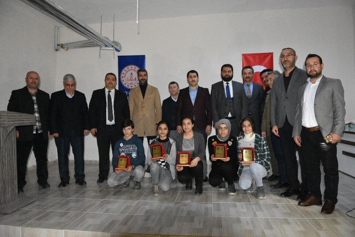 Namaz konulu yarışmada dereceye giren &ouml;ğrenciler &ouml;d&uuml;llendirildi