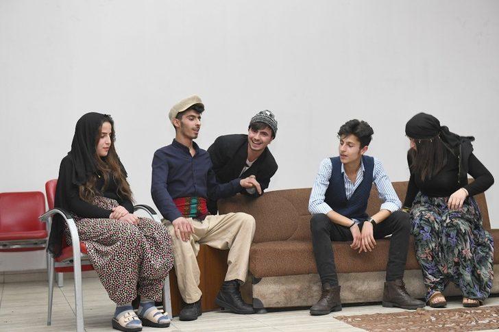 Kursiyerlerden tiyatro gösterisi G4