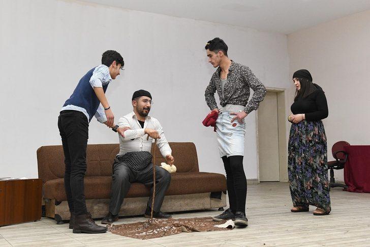 Kursiyerlerden tiyatro gösterisi G5