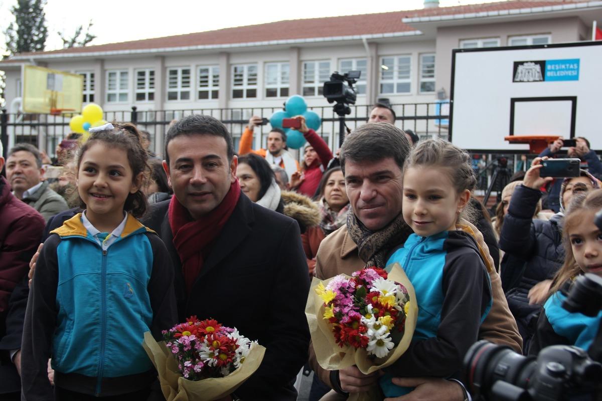Başkan Rıza Akpolat, &ouml;ğrencilerin karne heyecanına ortak oldu