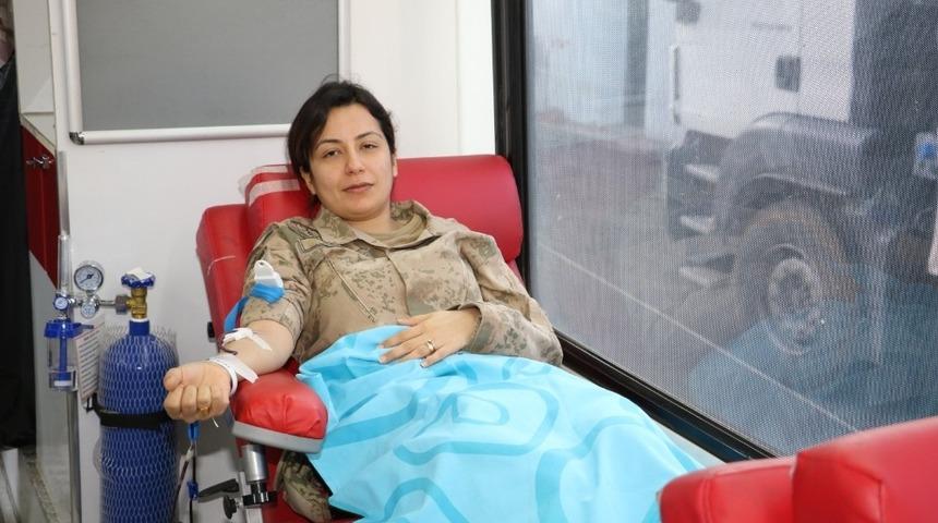 Jandarmadan &ldquo;Kan ver hayat kurtar&rdquo; kampanyasına destek