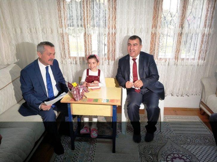 Fethiye’de Evde Eğitim Alan Öğrencinin Karne Sevinci G1