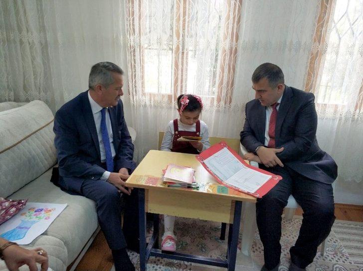 Fethiye’de Evde Eğitim Alan Öğrencinin Karne Sevinci G2