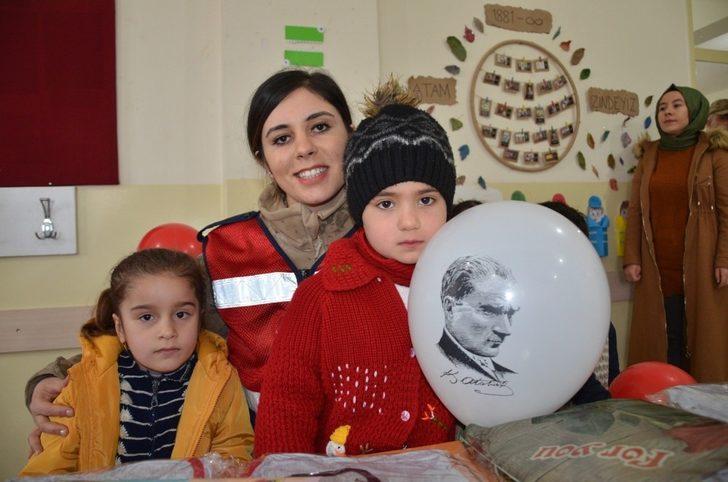 Çocuklardan karne dağıtan Mehmetçik’e asker selamı G2