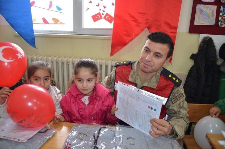 Çocuklardan karne dağıtan Mehmetçik’e asker selamı G3