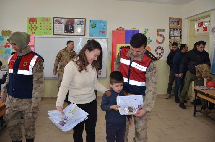 Çocuklardan karne dağıtan Mehmetçik’e asker selamı G4