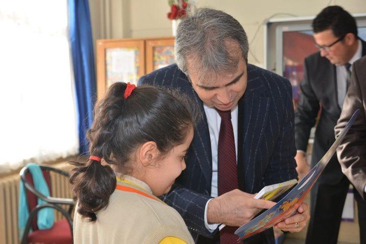 Kırıkkale’de öğrencilere karne ile birlikte kitap dağıtıldı G1