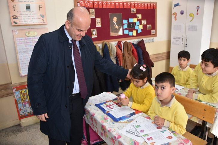 Kırıkkale’de öğrencilere karne ile birlikte kitap dağıtıldı G3