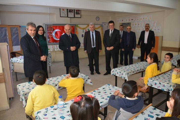 Kırıkkale’de öğrencilere karne ile birlikte kitap dağıtıldı G5