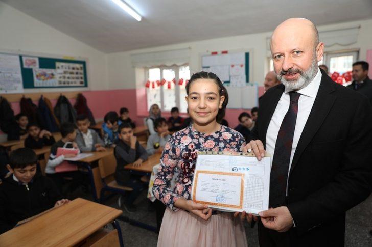 Başkan Çolakbayrakdar, öğrencilerin karne sevincine ortak oldu G2