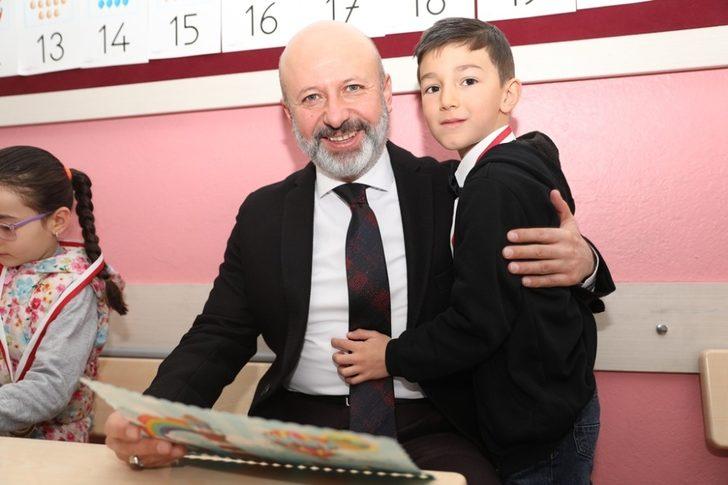 Başkan Çolakbayrakdar, öğrencilerin karne sevincine ortak oldu G3