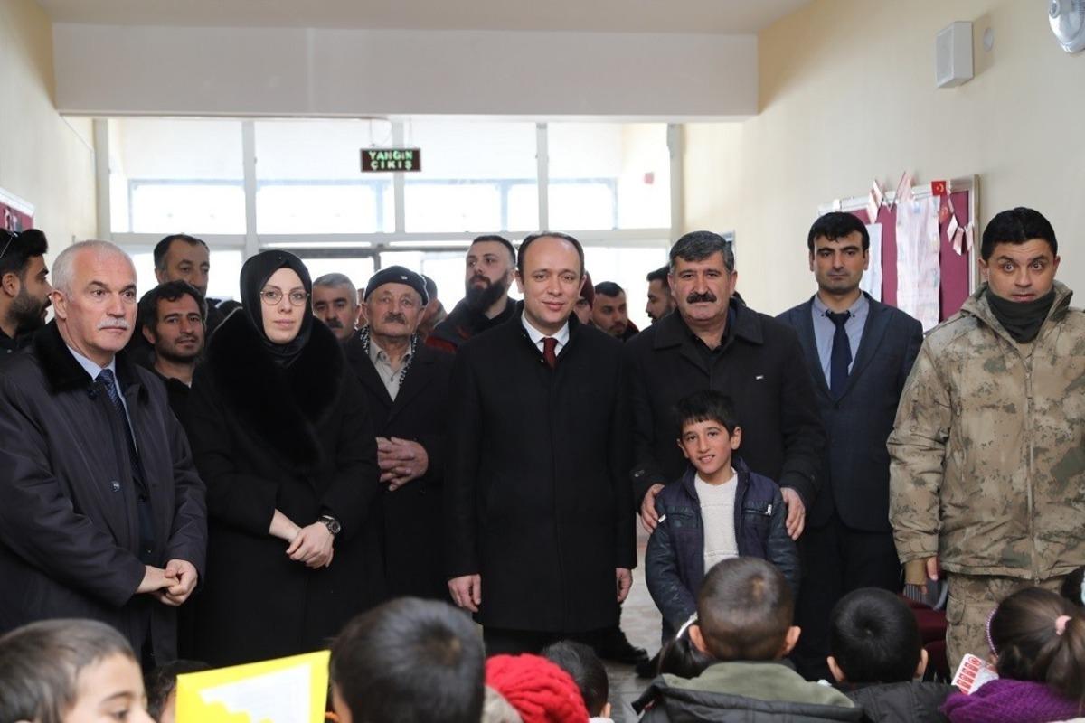 Başkale&rsquo;de kar yağışı altında karne sevinci