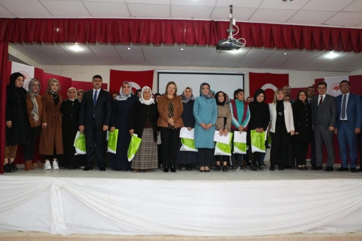 Siirtli kadın &ccedil;ift&ccedil;ilere sertifikaları verildi