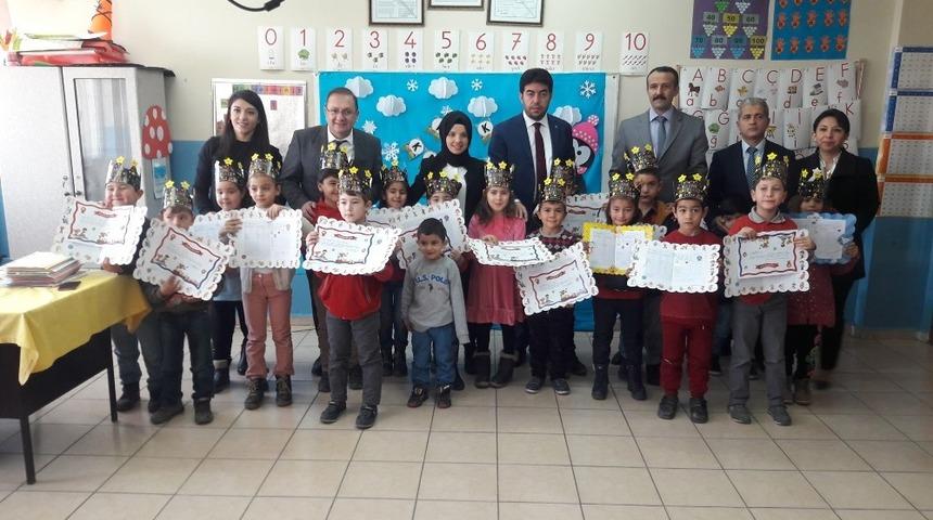 İlkokul &ouml;ğrencileri karnelerini Başkan &Ouml;zdem&rsquo;den aldı