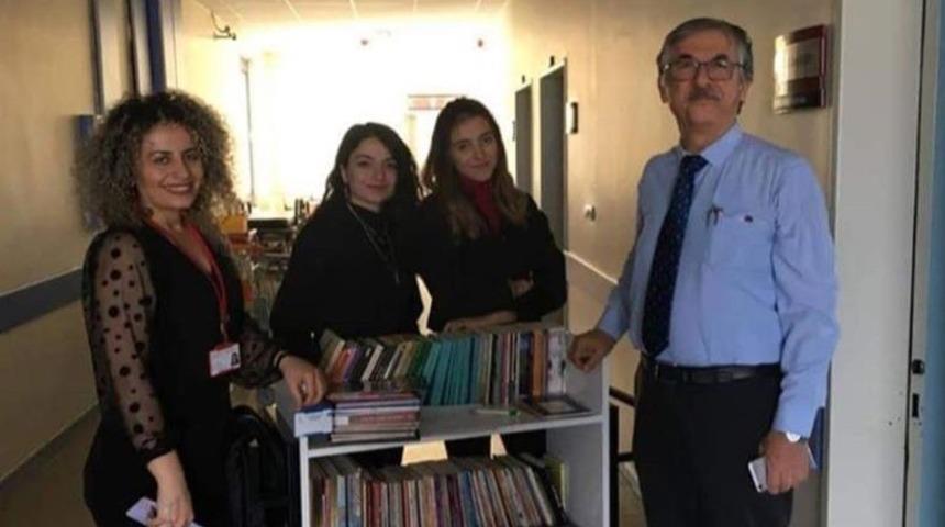 Hastanede seyyar kitaplık uygulaması hayata ge&ccedil;ti