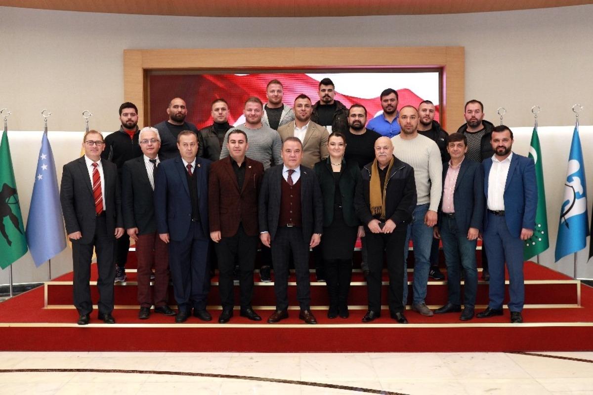 Başkan B&ouml;cek pehlivanları ağırladı