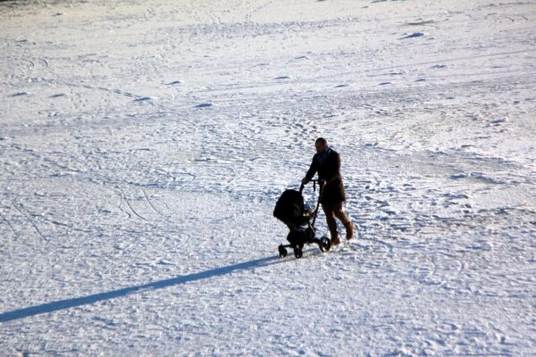 G&ouml;lc&uuml;k'te korkutan anlar! Buz tutan g&ouml;l &uuml;zerinde pusetteki bebeğiyle y&uuml;r&uuml;d&uuml;!
