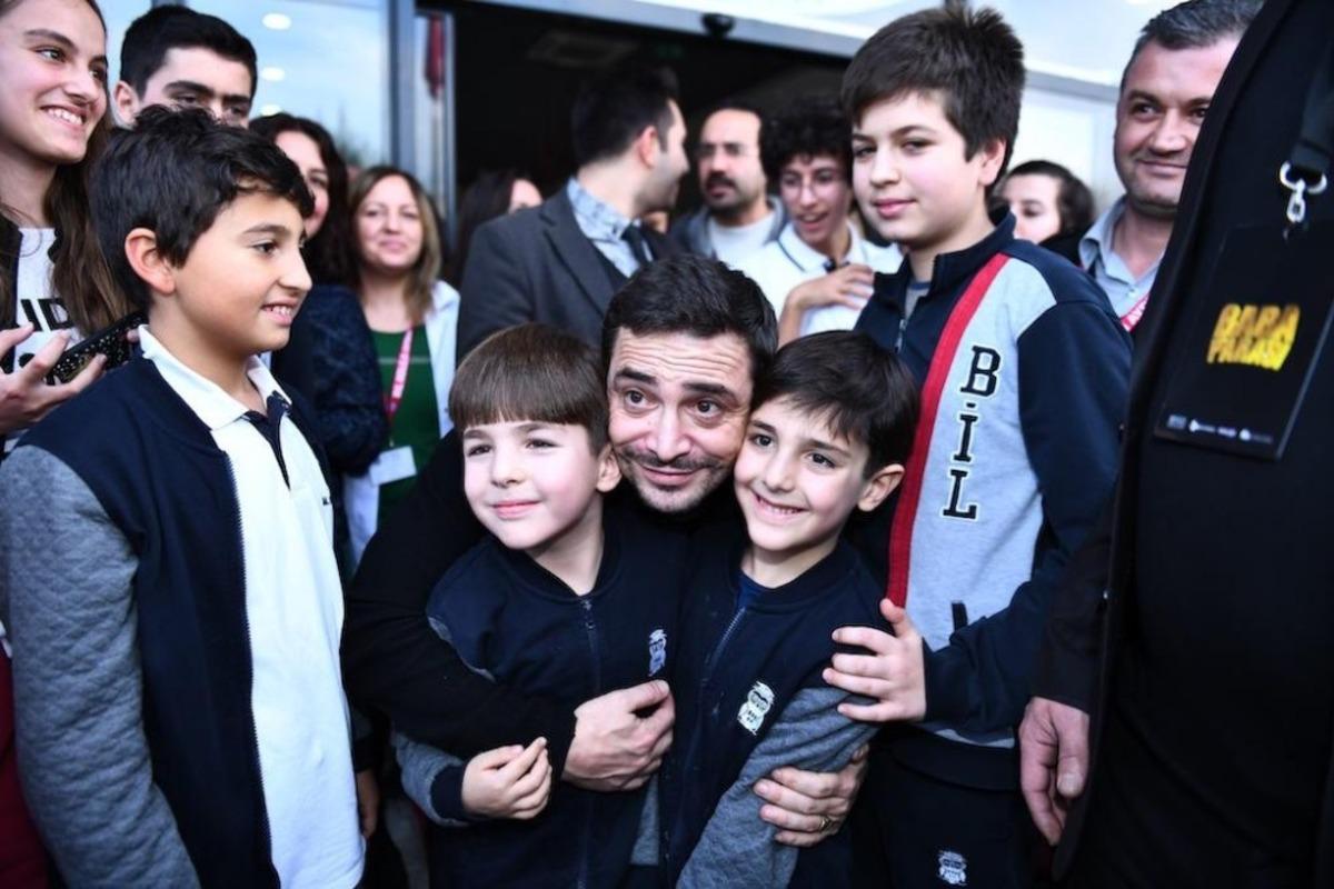 Ahmet Kural ve Murat Cemcir&rsquo;den İzmirli &ouml;ğrencilere karne s&uuml;rprizi