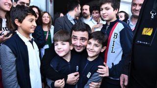 Ahmet Kural ve Murat Cemcir’den İzmirli öğrencilere karne sürprizi