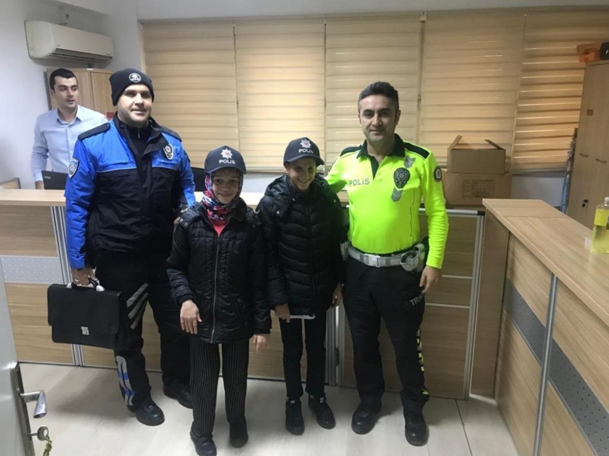 Polislerden &ouml;ğrencilere karne s&uuml;rprizi