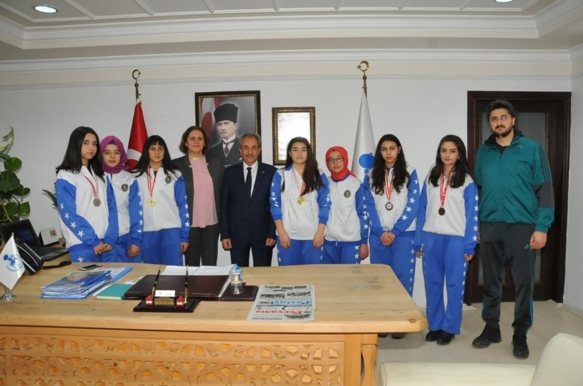 Başarılı sporculardan Başkan Akkaya&rsquo;ya ziyaret