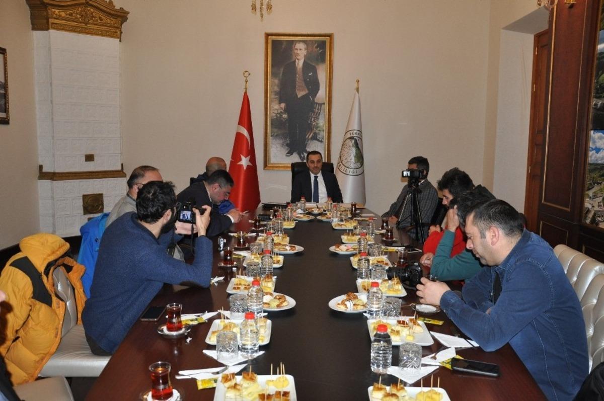 Vali &Ouml;ks&uuml;z, Kars&rsquo;ta ki projeleri basınla paylaştı